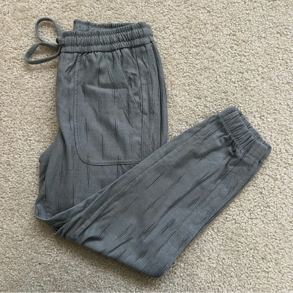 Athleta Farallon Printed Jogger Pants Women’s Size 2P Gray S/657547 $89 Active,
